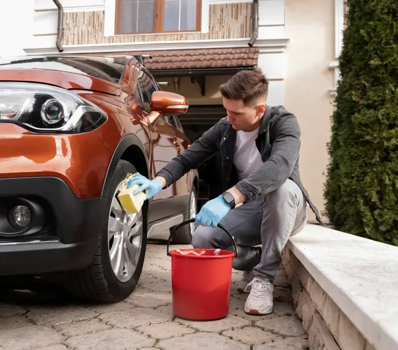 Lavage auto à domicile Beine-Nauroy : professionnel intervenant sur un véhicule